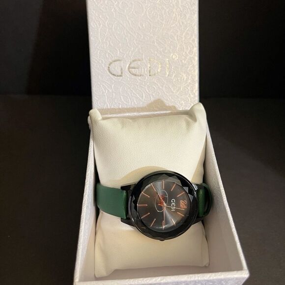 Gedi women’s green face wrist watch - Picture 3 of 3